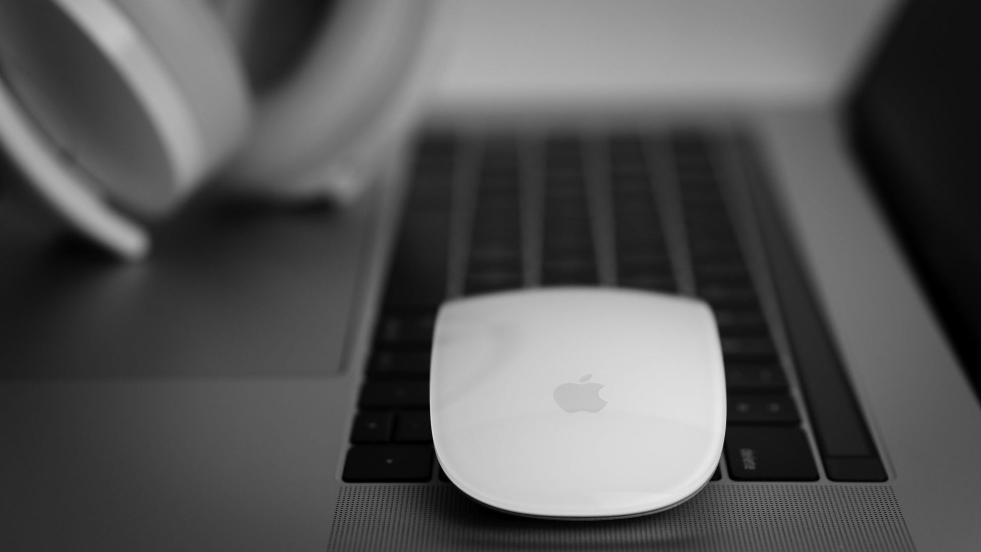 Apple Magic Mouse: Wireless Multi-Touch Surface for Seamless Control and Precision